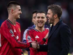 Michael Karrick dan Ruben Amorín melihat perbedaan penting di garis perbatasan Manchester United, dan Sean Rooney duduk di kursi untuk menonton.