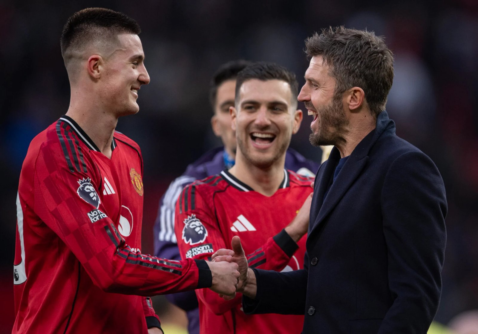 Michael Karrick dan Ruben Amorín melihat perbedaan penting di garis perbatasan Manchester United, dan Sean Rooney duduk di kursi untuk menonton.