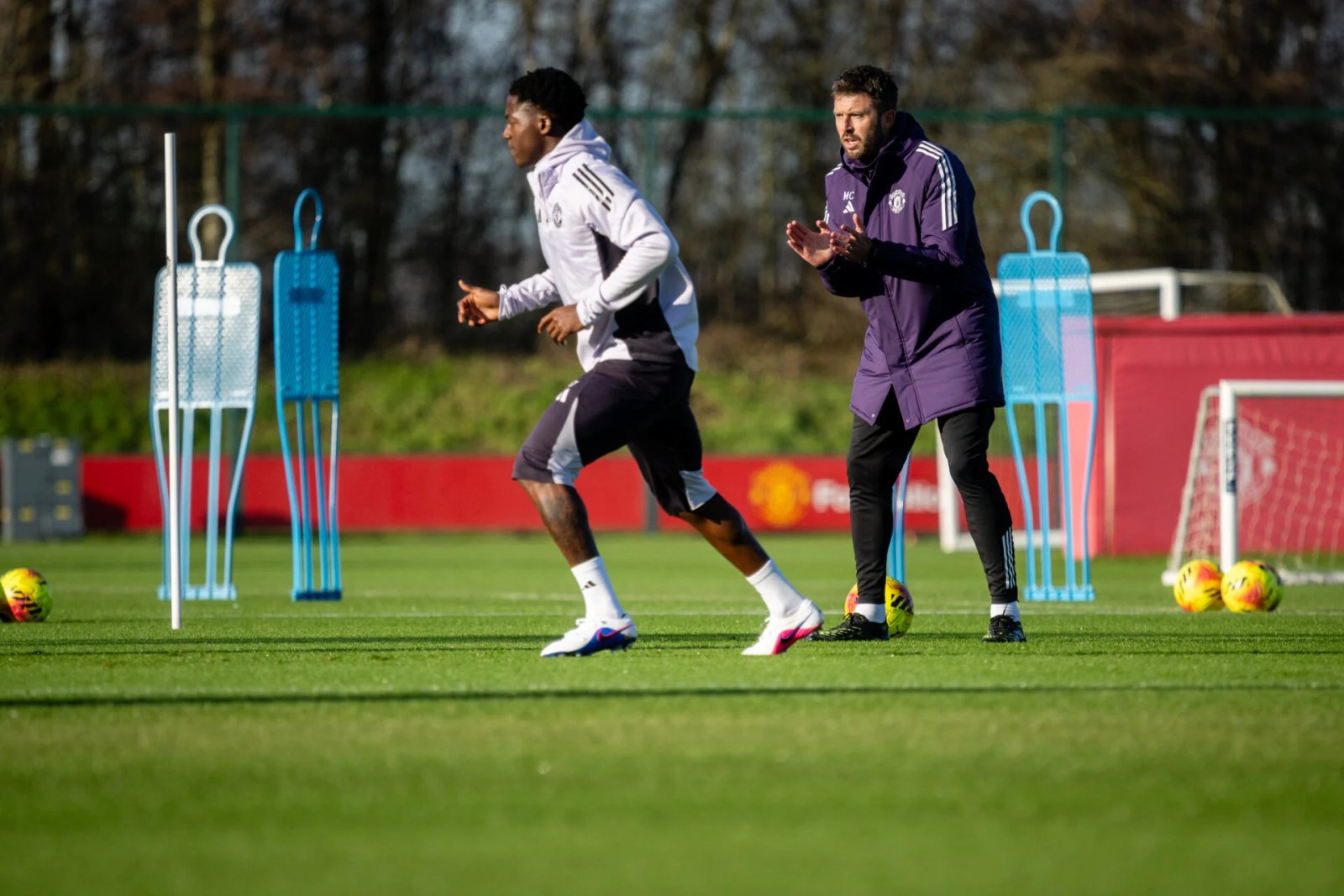 Michael Carrick memperkuat tim Manchester United melawan Fulham setelah kemenangan Arsenal dan Manchester City