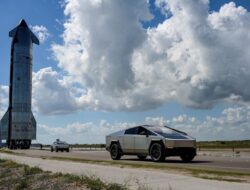 Bloomberg News melaporkan bahwa SpaceX milik Elon Musk sedang mempertimbangkan untuk bergabung dengan Tesla.