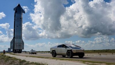 Bloomberg News melaporkan bahwa SpaceX milik Elon Musk sedang mempertimbangkan untuk bergabung dengan Tesla.