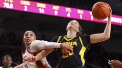 USC Women's Basket mengalahkan peringkat delapan di Iowa dalam pernyataan besar