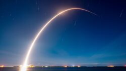 SpaceX meluncurkan satelit Starlink dari dua pantai dalam dua hari