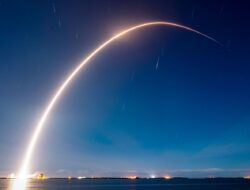 SpaceX meluncurkan satelit Starlink dari dua pantai dalam dua hari