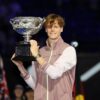 Mengapa Piala Pria Tennis Open Australia disebut sebagai Norman Brooks Challenge Cup?