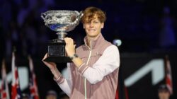 Mengapa Piala Pria Tennis Open Australia disebut sebagai Norman Brooks Challenge Cup?
