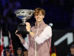 Mengapa Piala Pria Tennis Open Australia disebut sebagai Norman Brooks Challenge Cup?