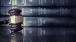 Ada banyak dokumen yang mengungkapkan email dari orang kaya dan berpengaruh