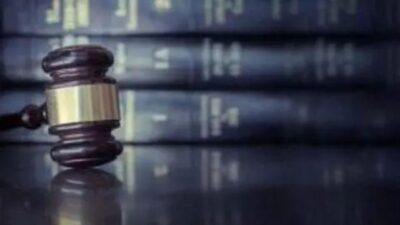 Ada banyak dokumen yang mengungkapkan email dari orang kaya dan berpengaruh