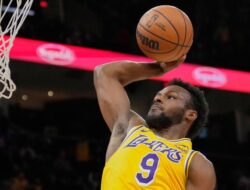 Pemain belakang Lakers, Brony James, bersinar saat kalah dari Cleveland