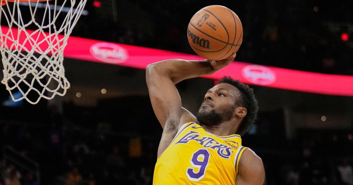 Pemain belakang Lakers, Brony James, bersinar saat kalah dari Cleveland