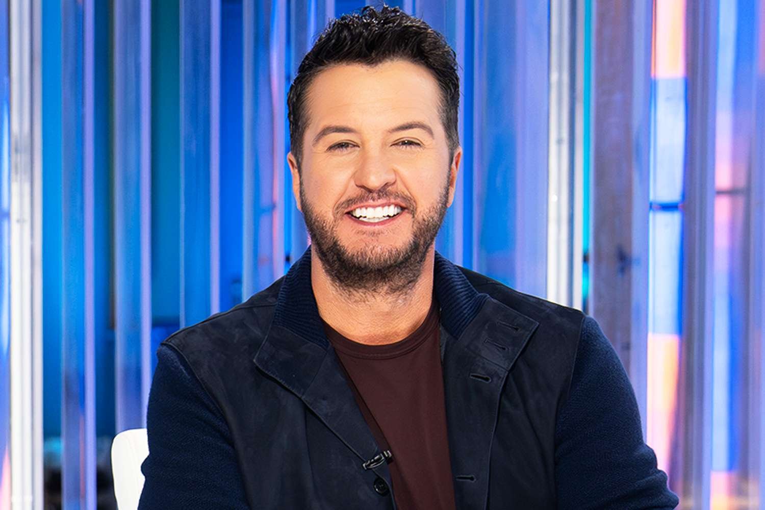 Luke Bryan mengungkapkan bahwa tali keluarga yang indah membuat saya berdiri sendiri di kaki saya.