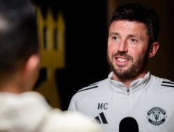 Michael Carrick memprotes bahwa pemain depan menghormati penggemar Manchester United, dan saya tidak senang …