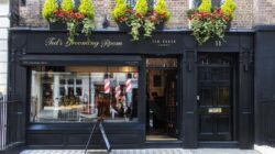 Yassam Ayewfe dan Ted Baker, salon kecantikan yang berdiri setiap hari