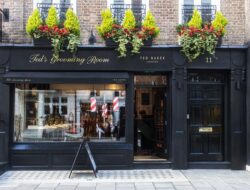 Yassam Ayewfe dan Ted Baker, salon kecantikan yang berdiri setiap hari