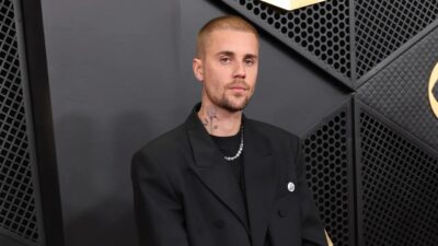 Justin Bieber berpakaian celana dalam dan Trevor Noah menantang Nicki Minaj dan Trump di acara Grammy Awards.
