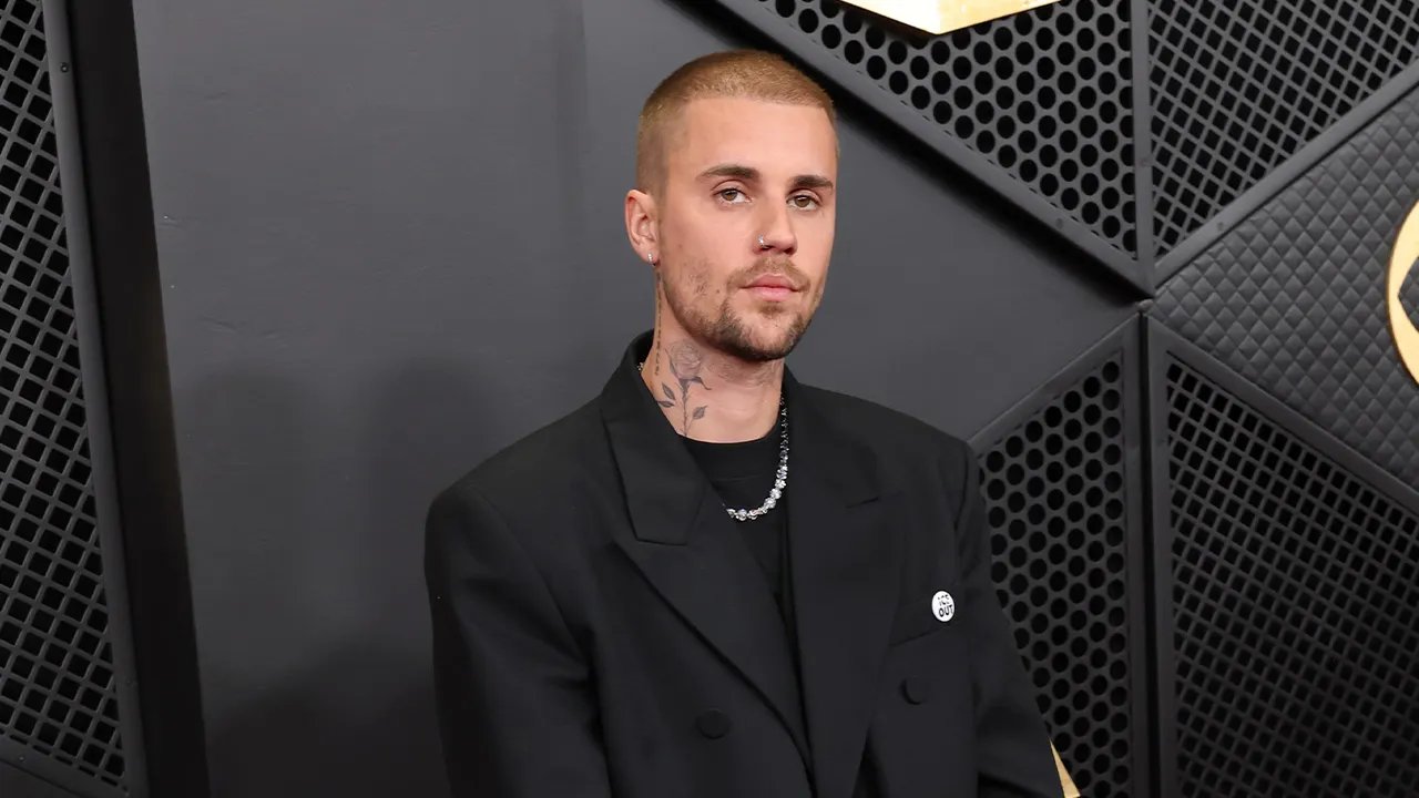 Justin Bieber berpakaian celana dalam dan Trevor Noah menantang Nicki Minaj dan Trump di acara Grammy Awards.
