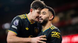 Sebelumnya, para penggemar Manchester United membuat pernyataan yang jelas sebelum bentrokan Fulham, "Saya sudah melihat cukup ...