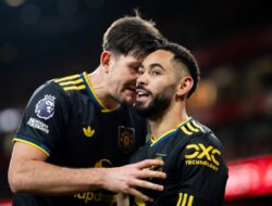 Sebelumnya, para penggemar Manchester United membuat pernyataan yang jelas sebelum bentrokan Fulham, “Saya sudah melihat cukup …