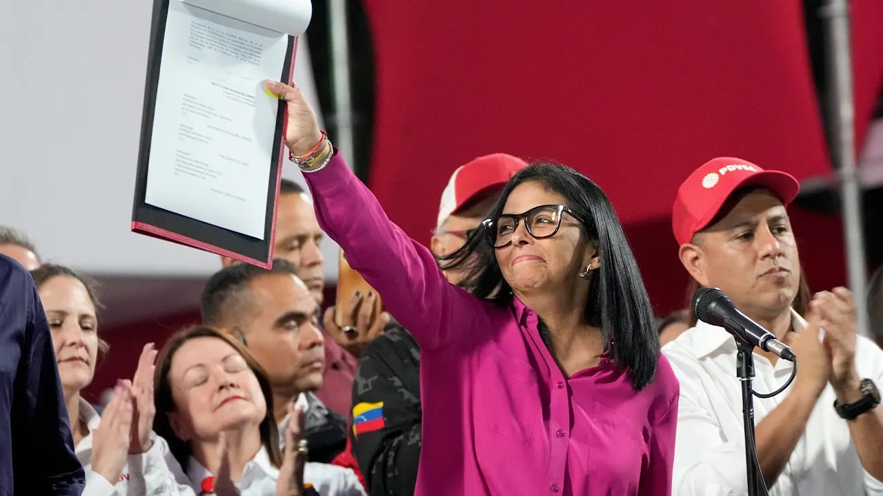 Wakil Presiden Venezuela, Delcy Rodriguez, menandatangani UU Pribadiisasi Minyak