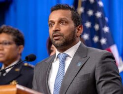 Kepala FBI Kash Patel membela perintah pencarian di pusat pemilihan Fulton County