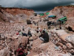 Berita ANTARA – Orang-orang di Pantai Khan di Selat