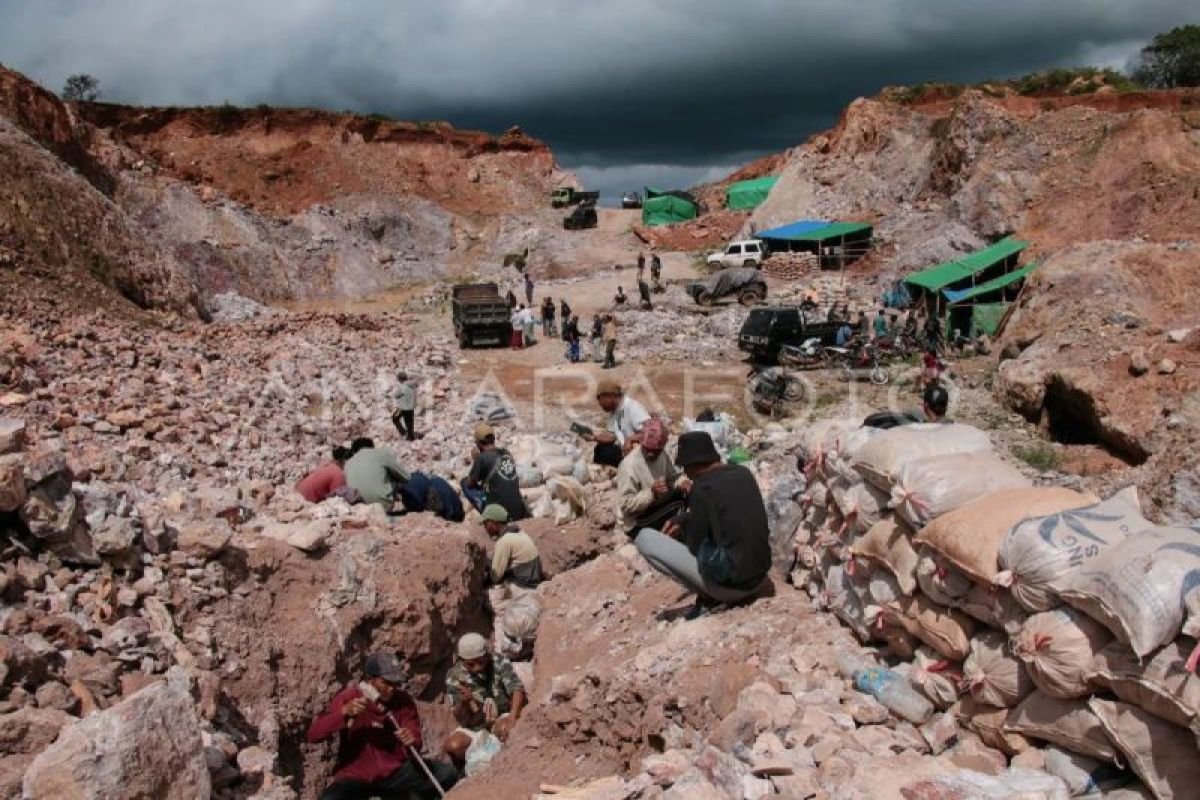 Berita ANTARA - Orang-orang di Pantai Khan di Selat
