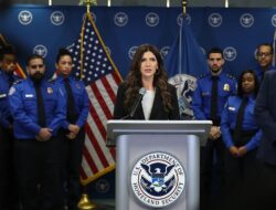 Menteri Keamanan Dalam Negeri, Kristi Noem, berbicara tentang operasi TSA di Bandara Internasional Miami.