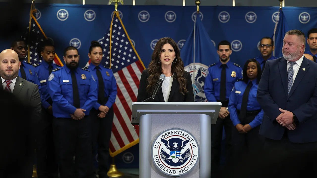 Menteri Keamanan Dalam Negeri, Kristi Noem, berbicara tentang operasi TSA di Bandara Internasional Miami.