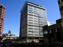 Pemilik rumah menolak rencana untuk mengubah kantor kantor di gedung minyak pusat kota