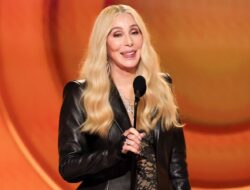 Dia mengumumkan bahwa pemenang Grammy yang salah adalah Luther Vandross dan meninggalkan panggung sebelum pengumuman nominasi.