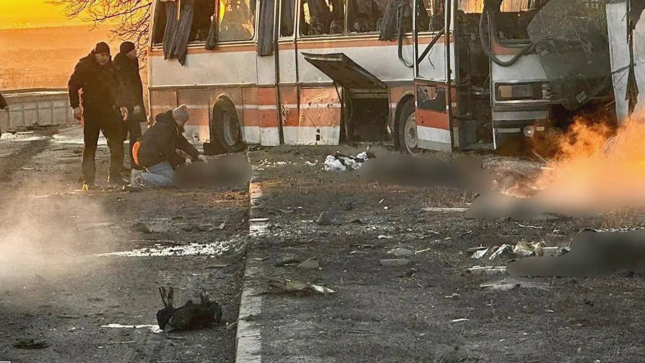 Sebuah pesawat tak berawak Rusia menewaskan 12 pekerja tambang Ukraina dalam serangan bus di Djibouti, Petrograd.