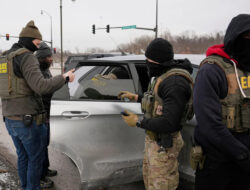 Para agen ICE menghancurkan jendela mobil setelah diberitahu ada seorang anak di dalam dan menyeret seorang ayah untuk mencari asil.