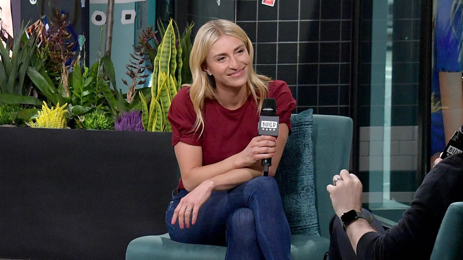 Yasmin Roth mengklaim membawa putrinya ke tempat kerja