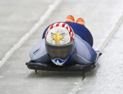 Para atlet Amerika Serikat bersaing secara adil saat debat pemanasan di Olimpiade Musim Dingin.