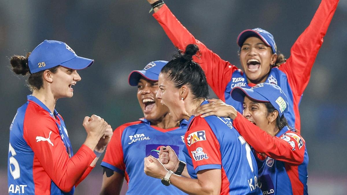 Sebelumnya, timnas Inggris, Delhi Capitals, telah mengalahkan UP Warriors di RCB, GG, dan lolos ke babak playoff WPL 2026, sementara Mi telah dihentikan.