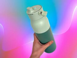 Saya benci betapa saya suka botol air yang melacak air di tempat ini