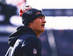 Pemain keempat dari tim nasional, Derek, gagal berlatih seminggu sebelum pertandingan Super Bowl Mei karena sakit