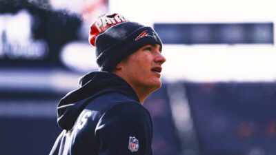 Pemain keempat dari tim nasional, Derek, gagal berlatih seminggu sebelum pertandingan Super Bowl Mei karena sakit