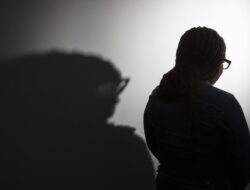 Los Angeles County sedang menangguhkan beberapa pembayaran selama penyelidikan atas kesepakatan pelecehan seksual