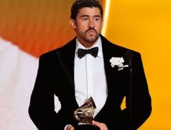 Grammy Award diberikan oleh tokoh terkenal, “Kakek”
