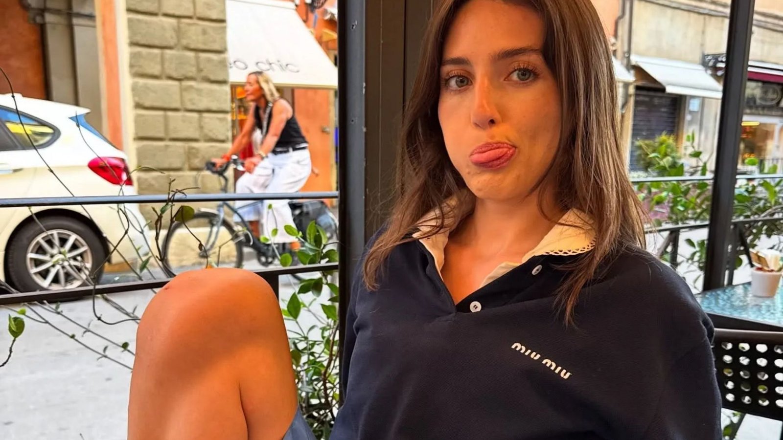 Madeleine Argy, pembawa acara Inggris, khawatir tentang keselamatan hidup di Los Angeles setelah menemukan mayat cacat di mobil teman-temannya.