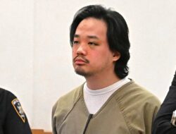 Winston Nguyen, mantan guru di Universitas Santo Tomas, menghadapi tuntutan federal karena tindakan tidak adil