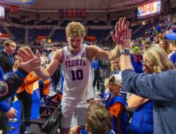 Previous 25 orang: Florida yang ke-19 tetap hangat setelah mengalahkan Alabama yang ke-23