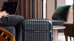 Moss menunjukkan sebuah tas yang tak terkalahkan yang bahkan bisa dilepaskan dari pesawat.