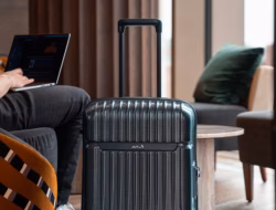 Moss menunjukkan sebuah tas yang tak terkalahkan yang bahkan bisa dilepaskan dari pesawat.