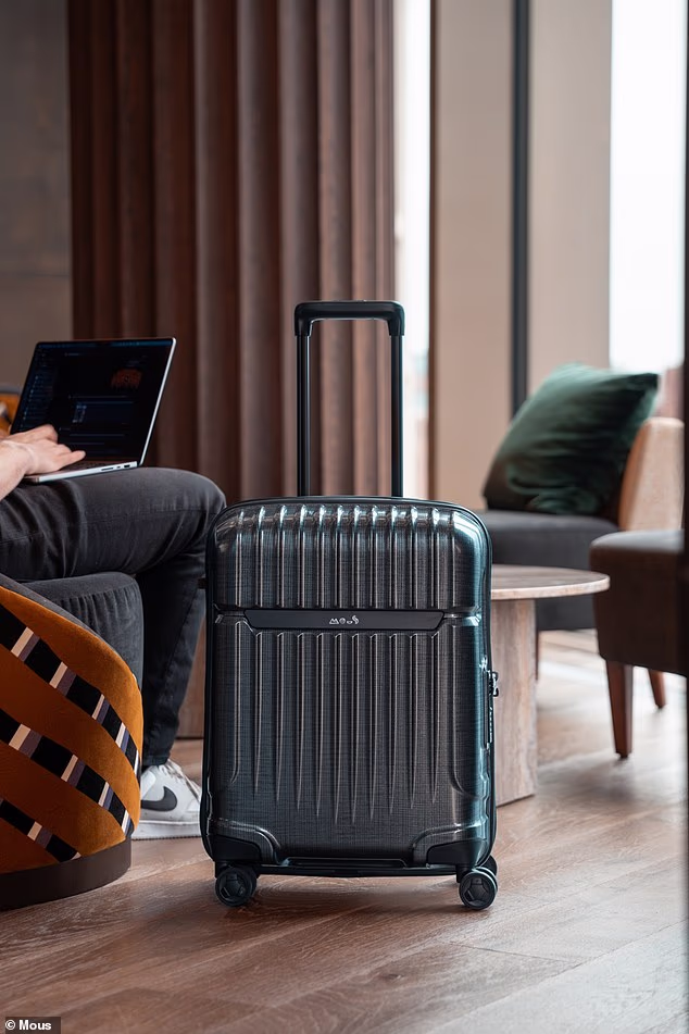 Moss menunjukkan sebuah tas yang tak terkalahkan yang bahkan bisa dilepaskan dari pesawat.