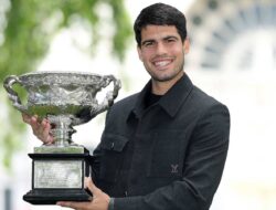 Carlos Alcaláz mengambil foto juara untuk merayakan kemenangan di ATP Tour Open Australia