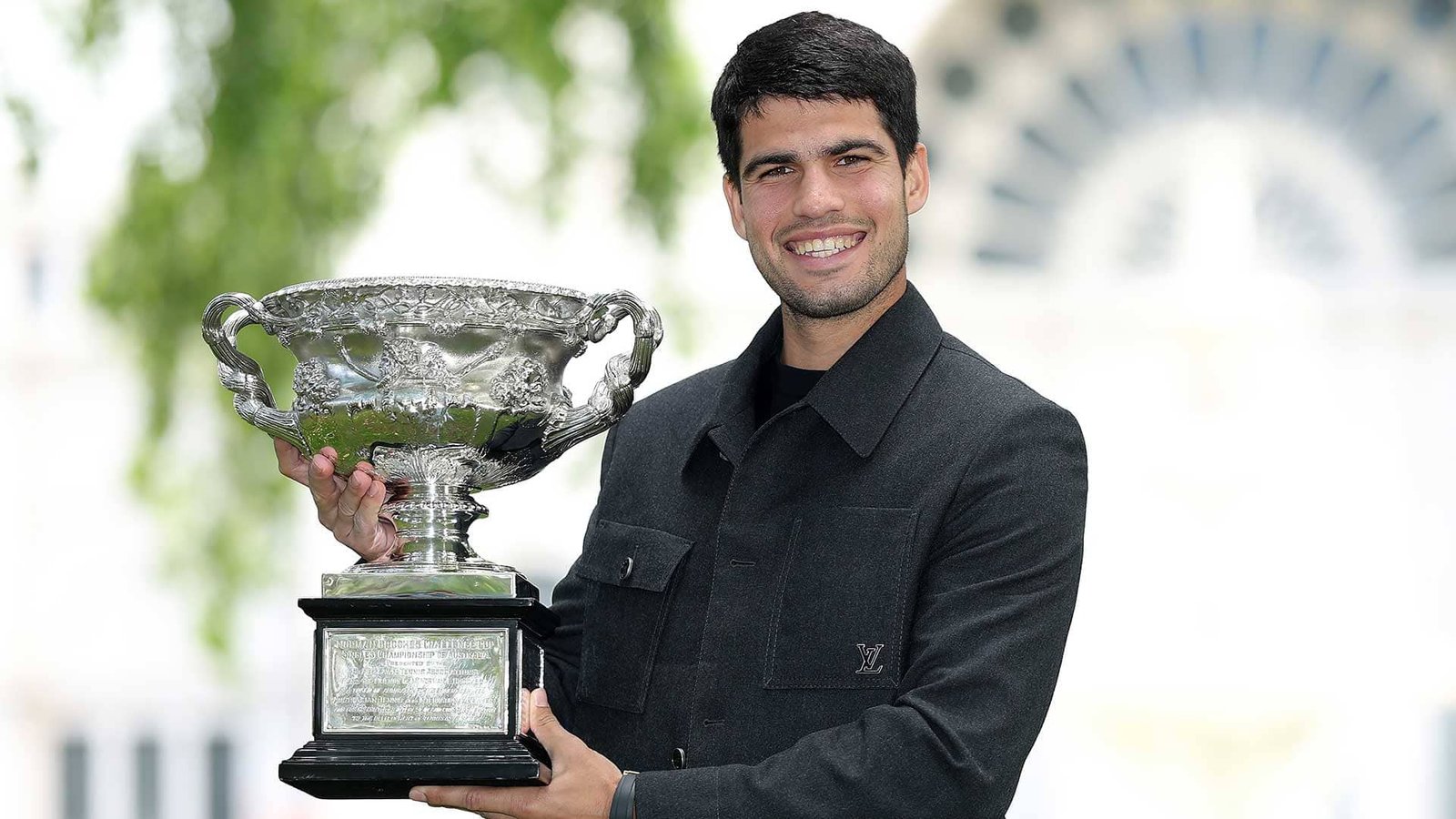 Carlos Alcaláz mengambil foto juara untuk merayakan kemenangan di ATP Tour Open Australia