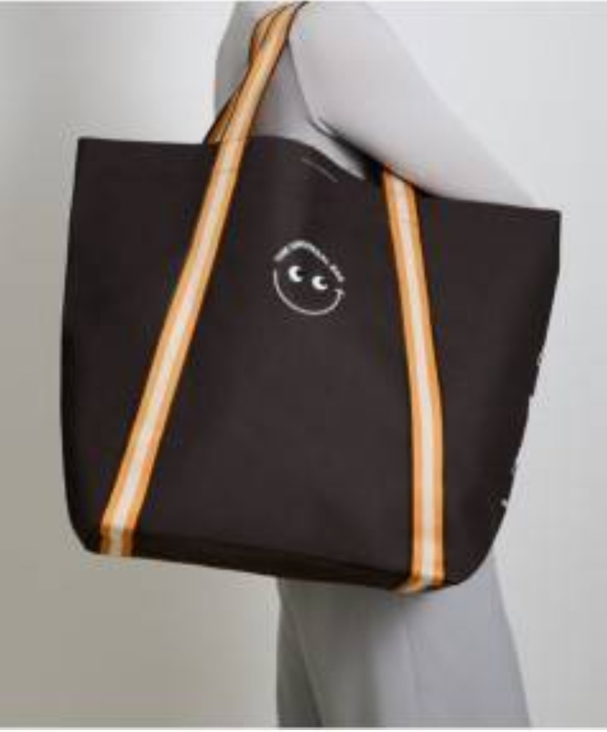 Global Bag yang diproduksi Anya Hindmarch telah tiba di Filipina